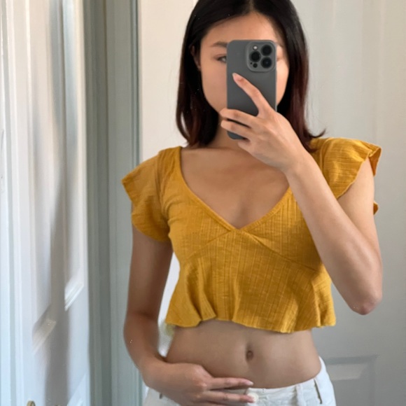 ruffle yellow crop top - Picture 3 of 3
